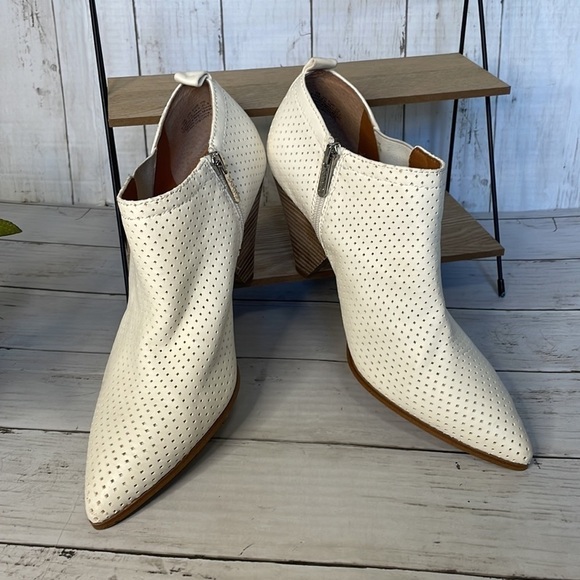 Franco Sarto NWOT Newbury Pointed Toe Perforated Creamy White Leather Bootie - Picture 10 of 13